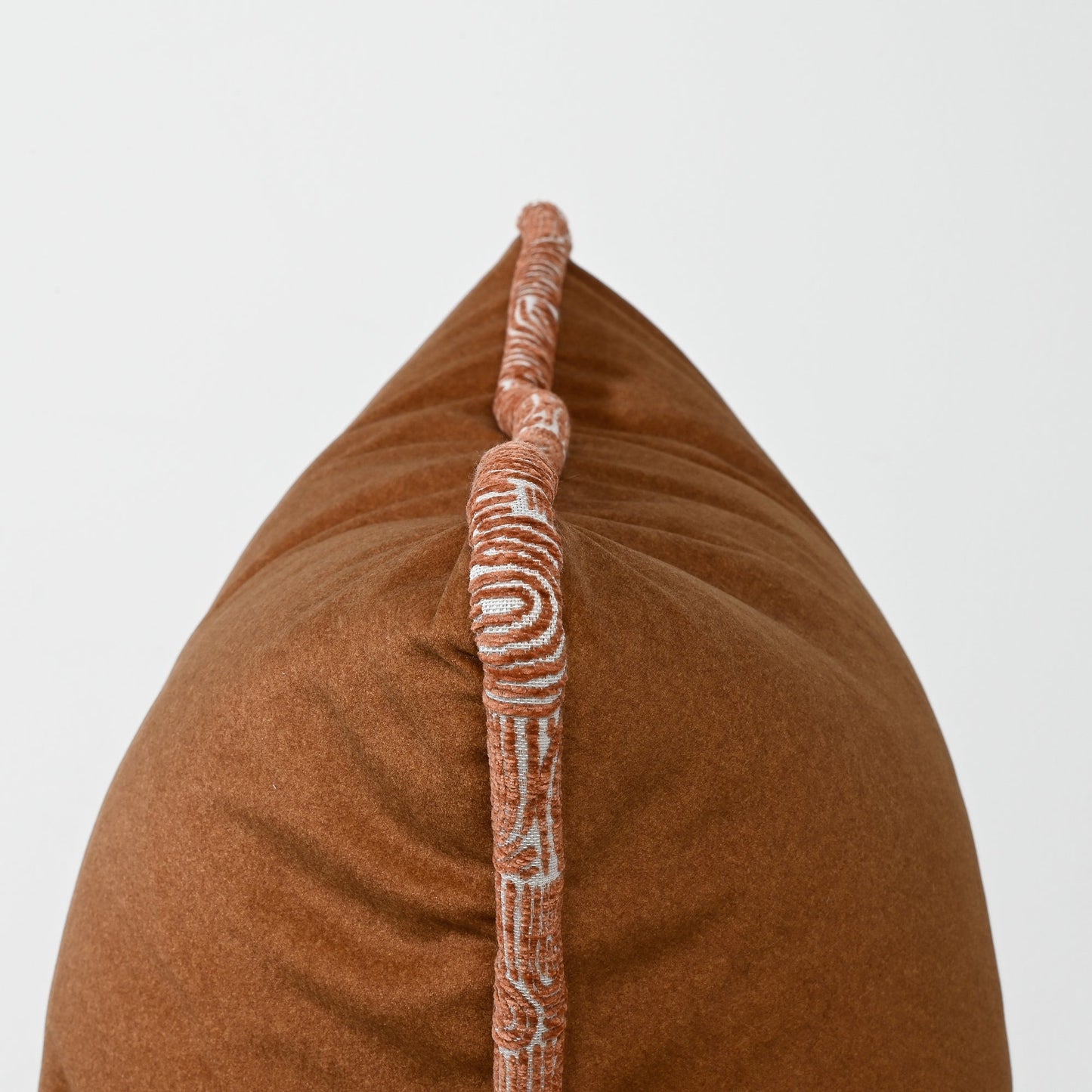 CHESTNUT FELT WITH THICK ABTRACT TRIM